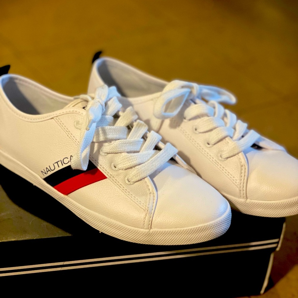Náutica White sneaker size 7 1/2